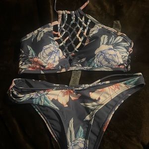 Blue floral bikini. Large top. Medium bottom. Never worn